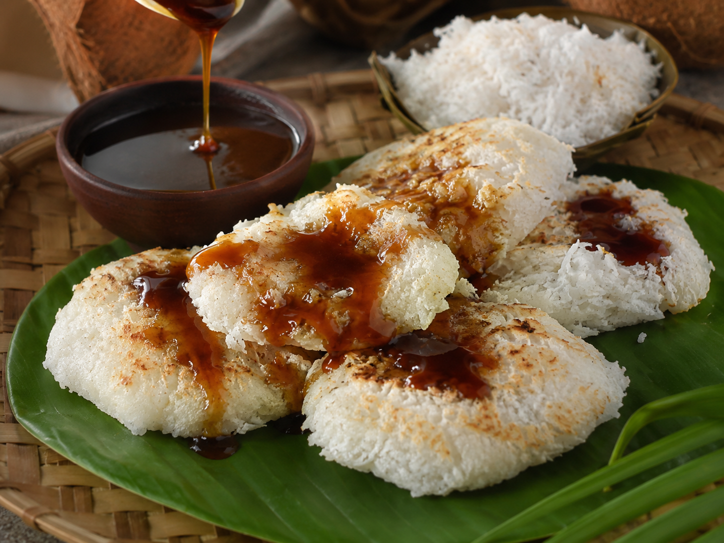Kue rangi dengan saus gula merah