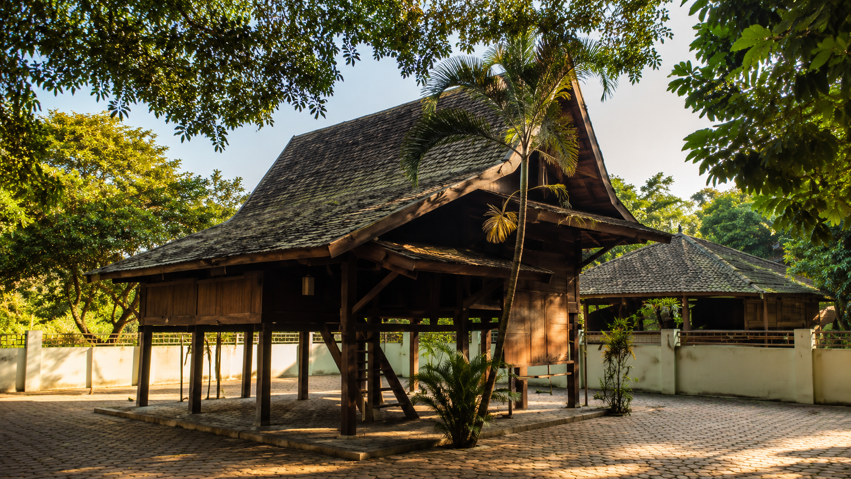 Saung Ranggon Bekasi rumah panggung kayu tradisional